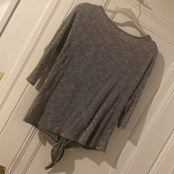 Women’s size small top - Picture 2 of 2